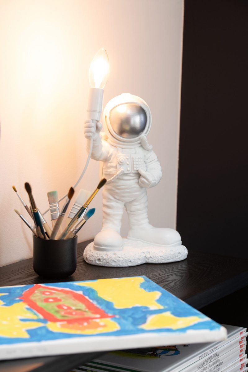 moderne-witte-tafellamp-astronaut-jolipa-astronaut-poly-32497-2