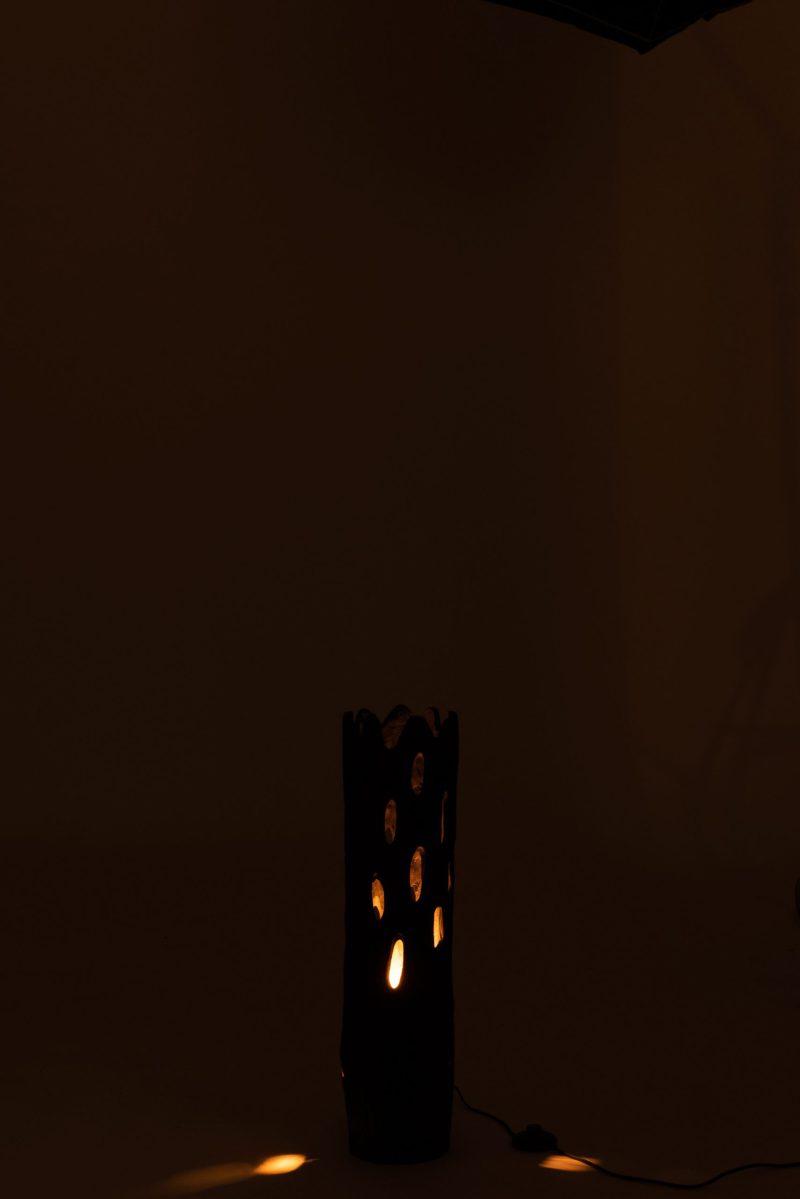 moderne-zwarte-houten-tafellamp-jolipa-trunk-96253-3