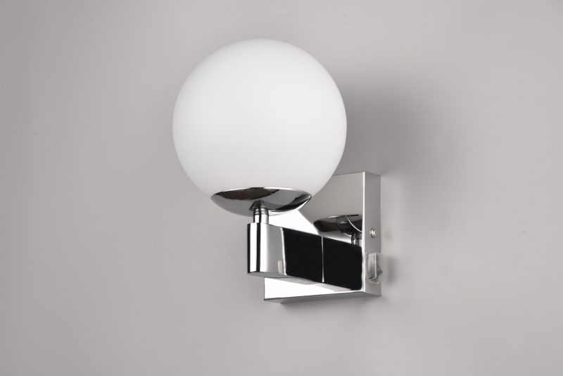 moderne-zilveren-wandlamp-met-witte-bol-kula-284270106-2