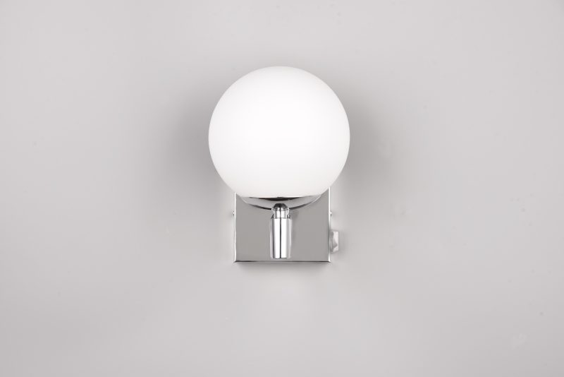 moderne-zilveren-wandlamp-met-witte-bol-kula-284270106-3