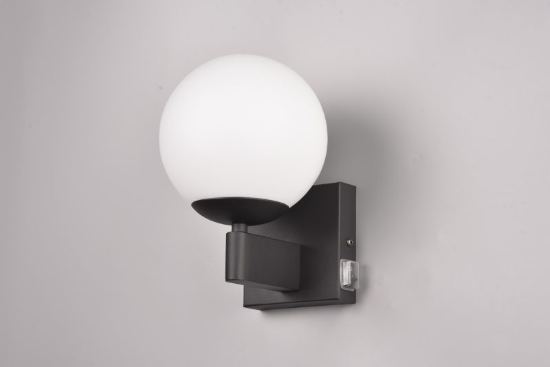 moderne-zwarte-wandlamp-met-wit-melkglas-kula-284270132-2