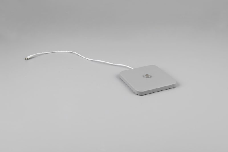 oplaadbare-moderne-grijze-tafellamp-met-vierkante-voet-reality-fernandez-r54096177-4