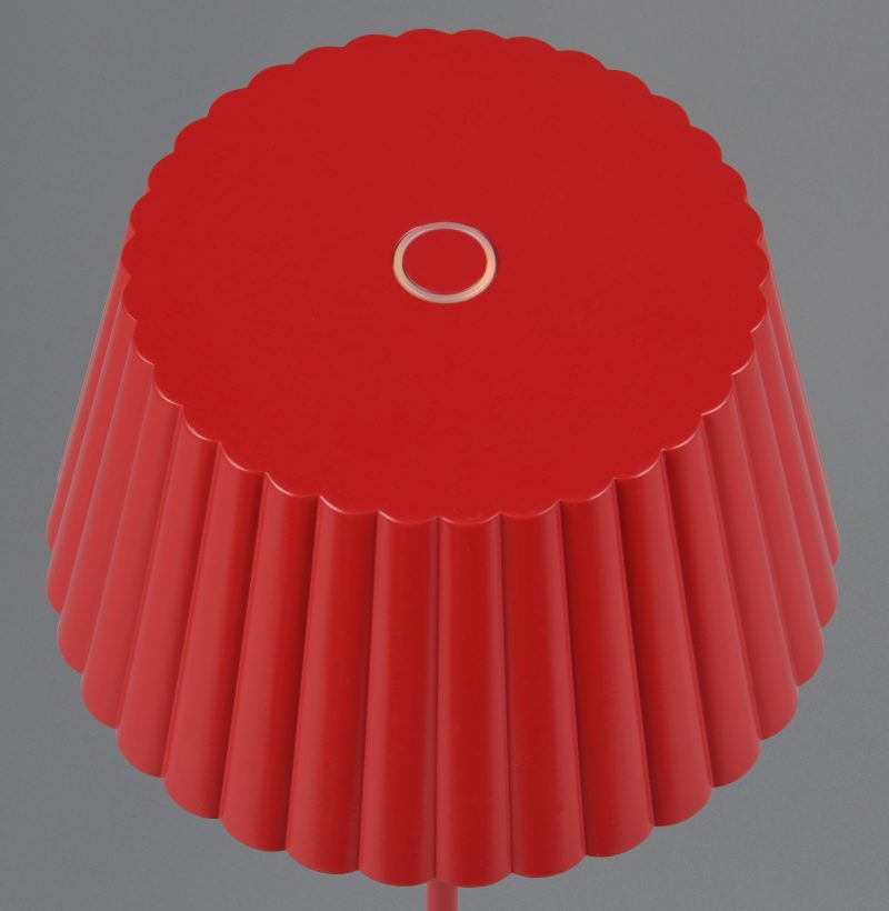 oplaadbare-retro-tafellamp-van-rood-metaal-reality-suarez-r57706110-1