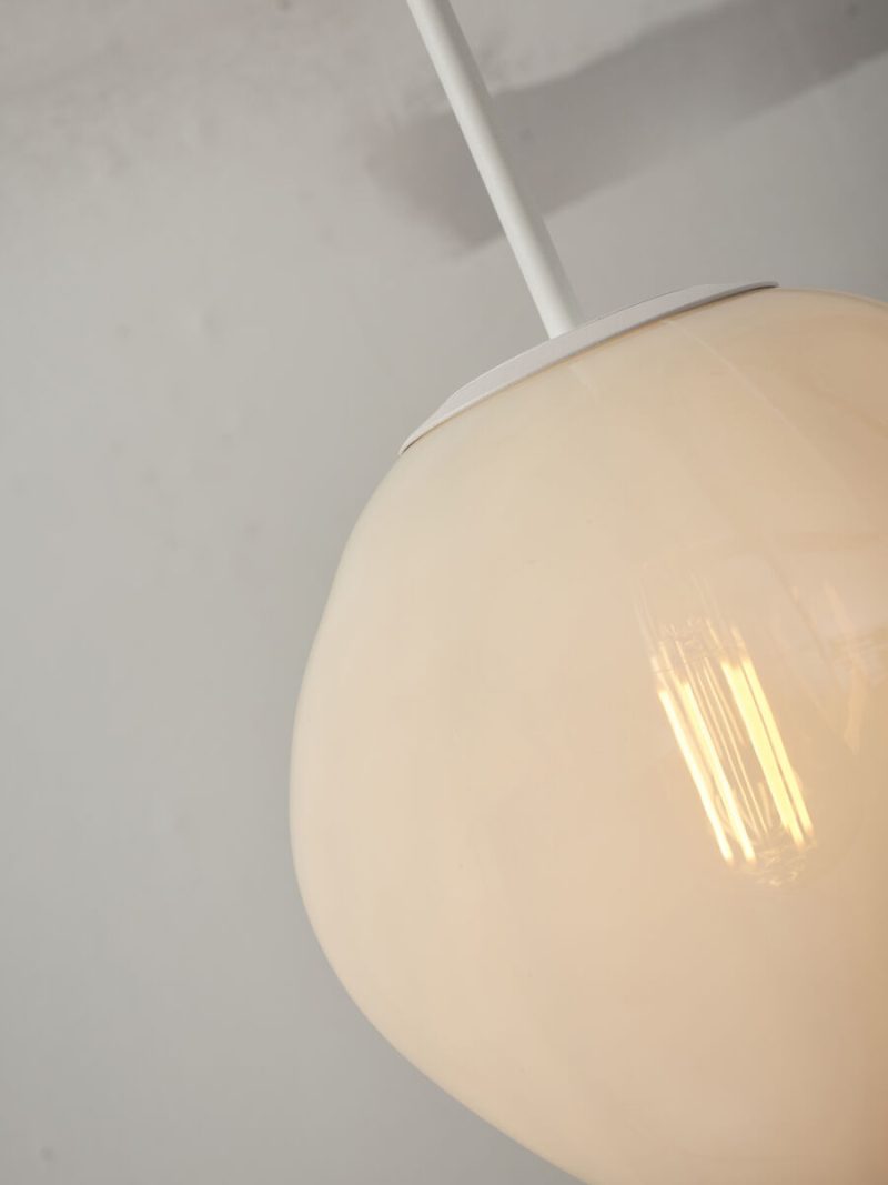 witte-glazen-hanglamp-metaal-modern-its-about-romi-helsinki-helsinkihw-3