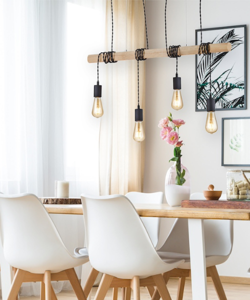 Landelijke hanglamp in een modern interieur