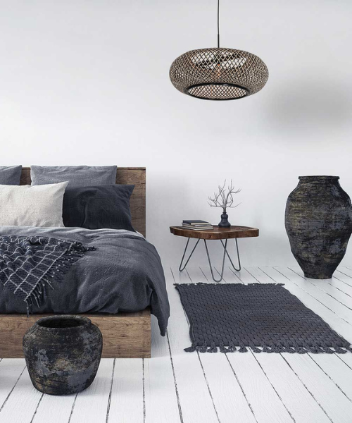 Zwarte hanglamp met rotan materiaal