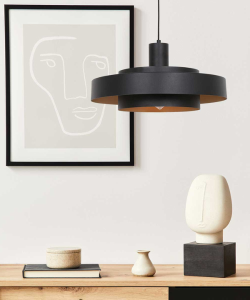 Zwarte lamp voor in de woonkamer